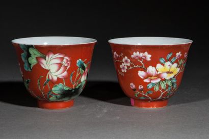 null Paire de coupelles en porcelaine famille rose décorée de motifs floraux sur...
