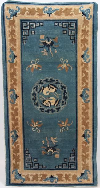 null TAPIS CHINOIS V. 1940

A fond bleu à décor floral et à motif central de grues,...