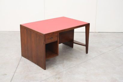 null Pierre JEANNERET (1896-1967)

Bureau dit "office table" 

En teck massif, à...