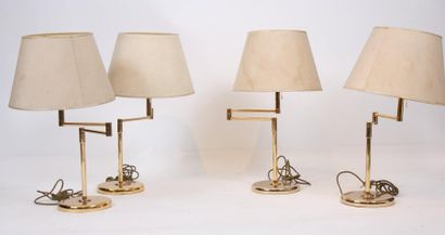 null ENSEMBLE DE QUATRE LAMPES DE SALON A BRAS ARTICULE 1970

En laiton doré.

H...