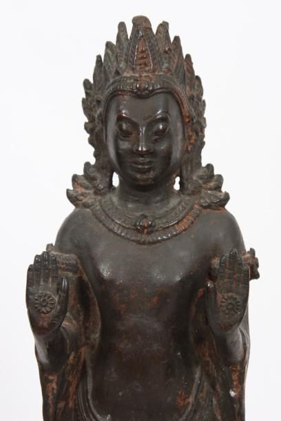 null "BUDDHA DEBOUT EN ABAYA MUDRA"
Bronze à Patine brune . 
Style « post Lopburi».
THAILANDE...