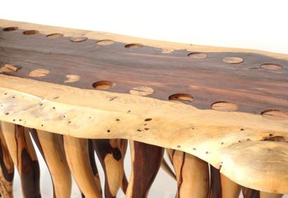 null CONSOLE D'APPARAT DE COMMANDE

En bois massif exotique, reposant sur huit pieds...