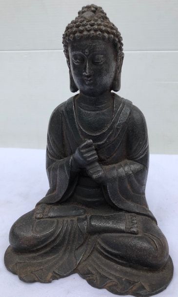 null Buddha assis en méditation vêtu d'une robe monastique marquant une mudra. Fonte...