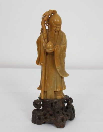 null Statuette représentant Shoulao. Socle ajouré. 20 ème siècle. H : 21 cm