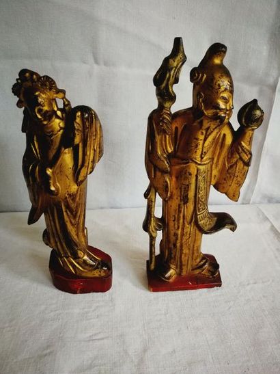 null Paire de statuettes en bois doré illustrant Shou Lao et son attendant. Chine....
