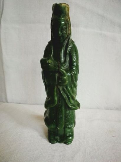 null Kwan Yin tenant le sceptre Rhui en pierre dure imitant le jade. Chine. Ht 24,5...