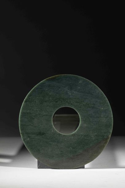 null Disque Bi, symbole du ciel. Jade. Chine. Dynastie Qing. Diam 19,5 cm