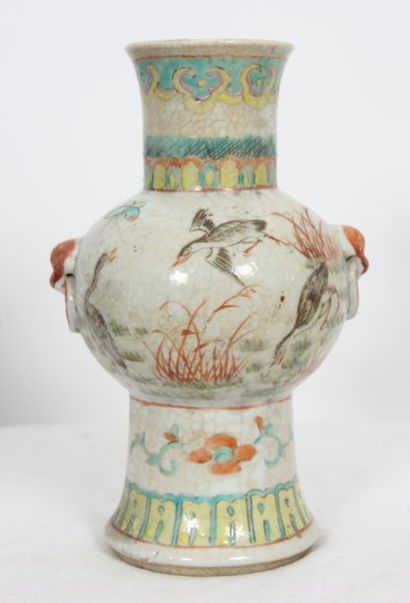 null Vase en grès porcelaineux à fond beige à décor polychrome végétal et animal....