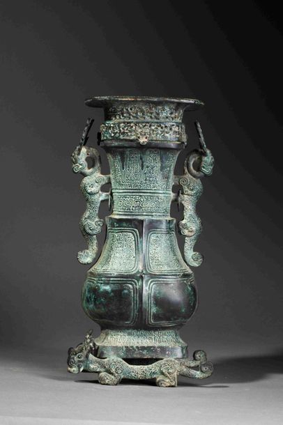 null Vase archaïsant de forme Hu couvert à anses et piètement zoomorphes finement...