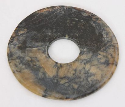 null Disque Bi. Pierre polie. Chine. D : 14,5 cm.