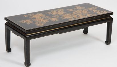 null Table en bois laqué à fond noir à décor doré à motif de branche fleurie. Chine....