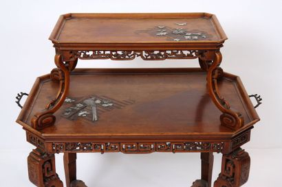 null Table en bois sculpté et incrustations de nacre à motifs d'oiseaux et de fleurs....