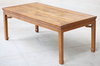 null Table en bois massif exotique, à plateau rectangulaire reposant sur quatre pieds...