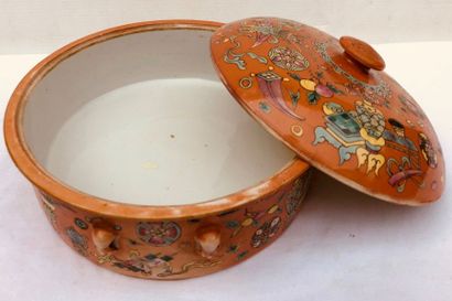 null Bouillon couvert en porcelaine polychrome à fond orange et à motifs d'objets...