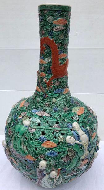 null Vase à panse ajourée en porcelaine polychrome à motifs moulés en bas-reliefs...