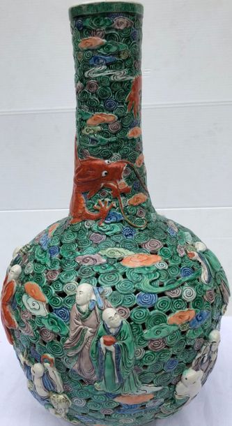 null Vase à panse ajourée en porcelaine polychrome à motifs moulés en bas-reliefs...