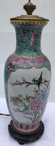 null Vase de forme balustre, en porcelaine polychrome famille rose à décors de fleurs...