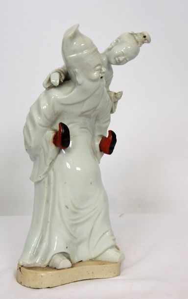 null Sage taoïste portant un enfant sur son dos en porcelaine céladon clair polychromé...