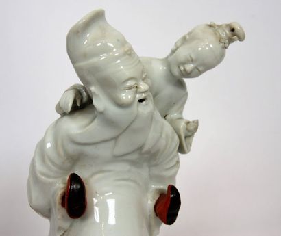 null Sage taoïste portant un enfant sur son dos en porcelaine céladon clair polychromé...