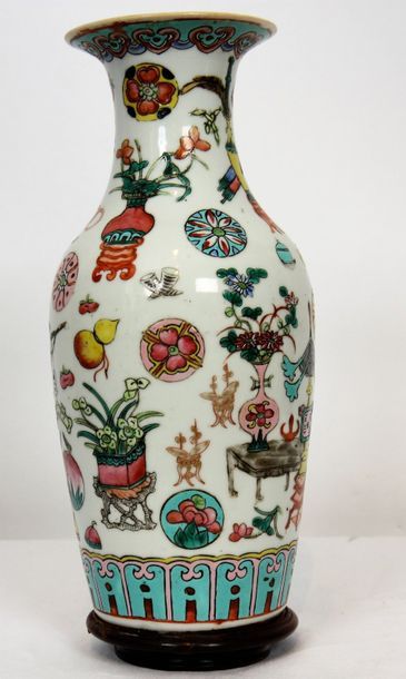 null Vase de forme balustre, en porcelaine polychrome famille rose à fond blanc à...
