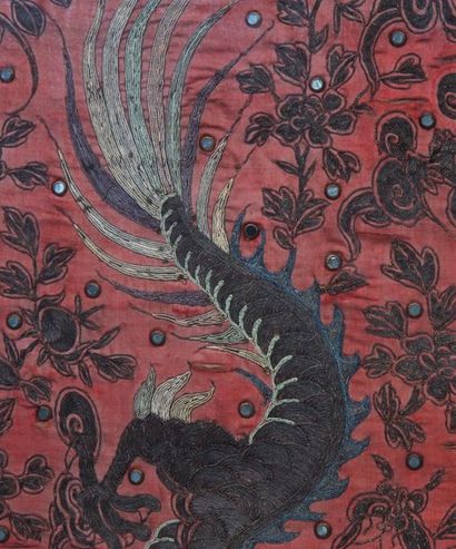 null Paire de grands textiles brodés de deux dragons impériaux convoitant la perle...