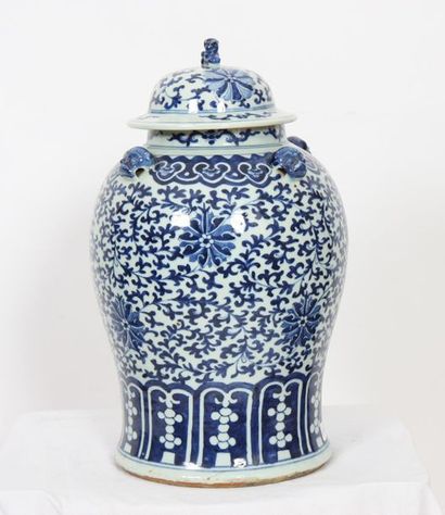 null Potiche en porcelaine blanc bleu. 20 ème siècle. Fêle, Chine

H: 43 cm
