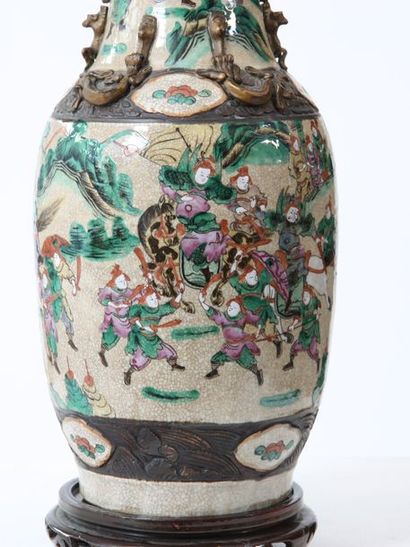 null Vase balustre en porcelaine de Nankin décoré en émaux polychrome sur la couverte...