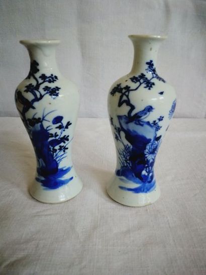 null Paire de vases balustres en porcelaine blanc bleu. Chine. 19 -ème siècle. 14,5...