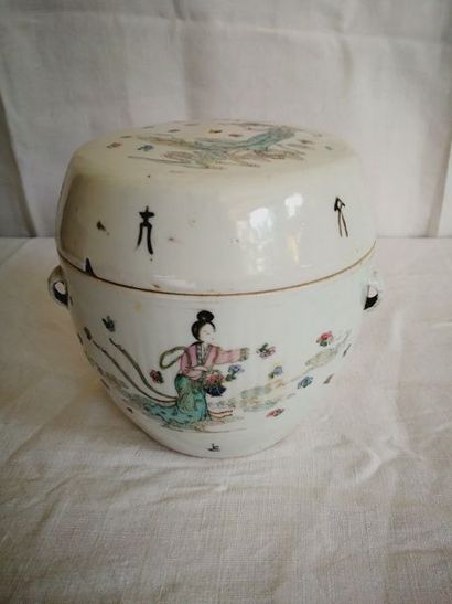 null Pot couvert en porcelaine famille rose. Chine. 19 ème siècle.16 cm
petit acc....