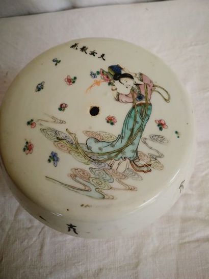 null Pot couvert en porcelaine famille rose. Chine. 19 ème siècle.16 cm
petit acc....