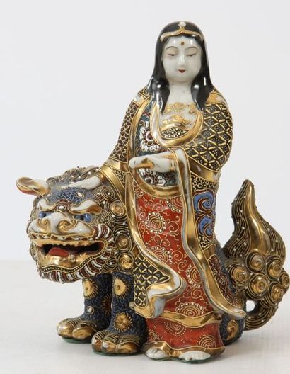 null Le Boddhisattva Kwan Yin vêtu de la robe monastique , tenant le lion bouddhique...