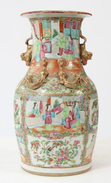 null Vase balustre à anses de chimères et de dragons appliqués en porcelaine illustré...
