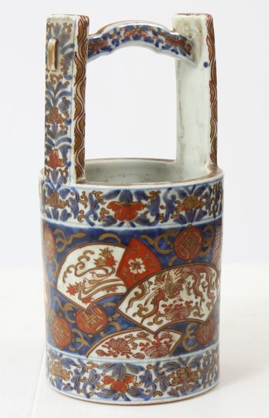 null Vase en forme de seau en porcelaine imari décorée en émaux polychromes bleu,...