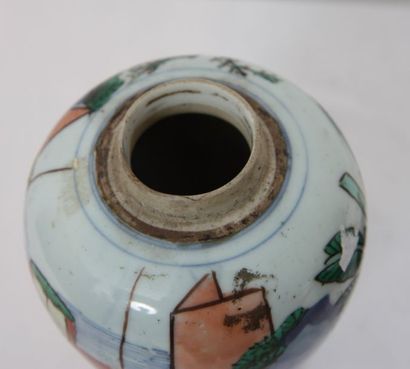 null Petit vase meïping en porcelaine Wuçaï décoré en émaux cinq couleurs sur la...