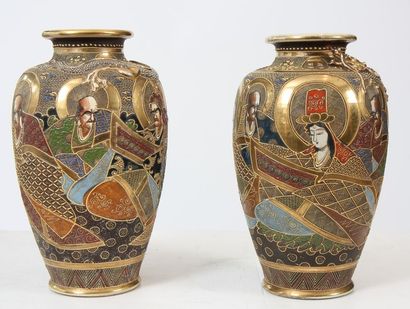 null Paire de vases à décors d'immortels.

Faïence de satsuma. Japon . 20 ème siècle....