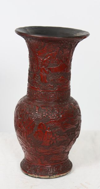 null Vase balustre en laque rouge de cinabre ciselée de scènes animées de personnages....