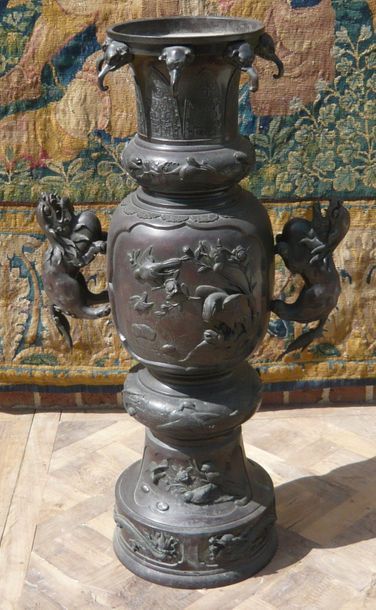 null Vase de temple moulé d'un décor zoomorphe. Fin 20ème siècle. Japon. 110 x 60...