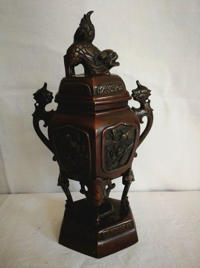 null Brûle-parfum en bronze. Chine. Début 20 ème siècle. HT 33 cm