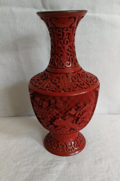 null Vase balustre en laque cinabre. Chine. 20,5 cm