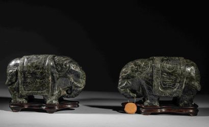 null Paire d'éléphants harnachés et ciselés de masques de Tao Tié. Jade néphrite....