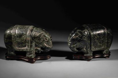 null Paire d'éléphants harnachés et ciselés de masques de Tao Tié. Jade néphrite....