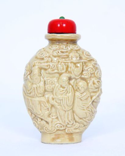 null Tabatière en porcelaine moulée monochrome à décor en relief d'un groupe de personnages.Chine....