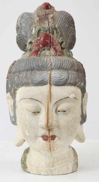 null Tête du Bodhisattva Kwan Yin coiffée d'un haut chignons . Bois polychrome. Chine...