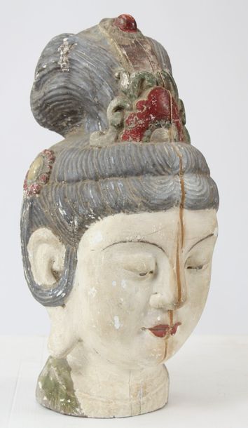 null Tête du Bodhisattva Kwan Yin coiffée d'un haut chignons . Bois polychrome. Chine...