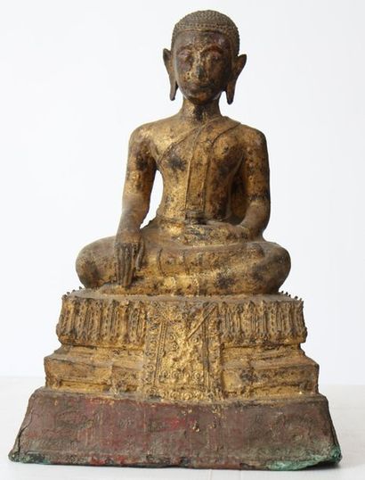 null Buddha sur un haut socle pyramidale assis en Virasana une main en Busmishparsha...