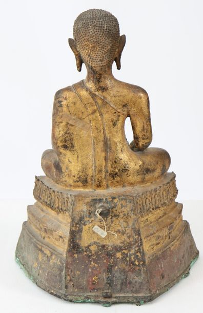 null Buddha sur un haut socle pyramidale assis en Virasana une main en Busmishparsha...