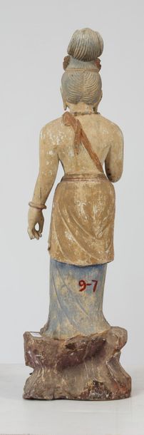 null Le Boddhisattva Kwan Yin figuré debout sur un rocher, vêtu de la robe monastique...