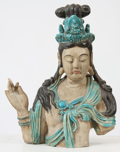 null Buste du Boddhisattva Kwan Yin vêtu de la robe monastiques et coiffé d'un haut...