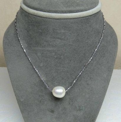 null Un pendentif perle de culture naturelle diamètre 11 mm environ sur sa chaîne...
