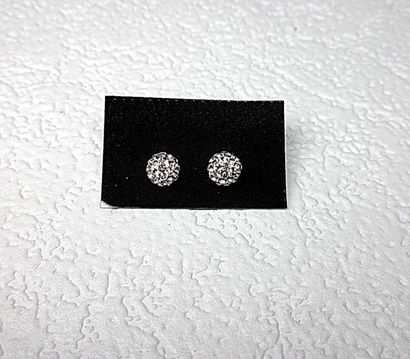 null Paire de boucles d'oreilles en argent, motif sphérique, pierres blanches.